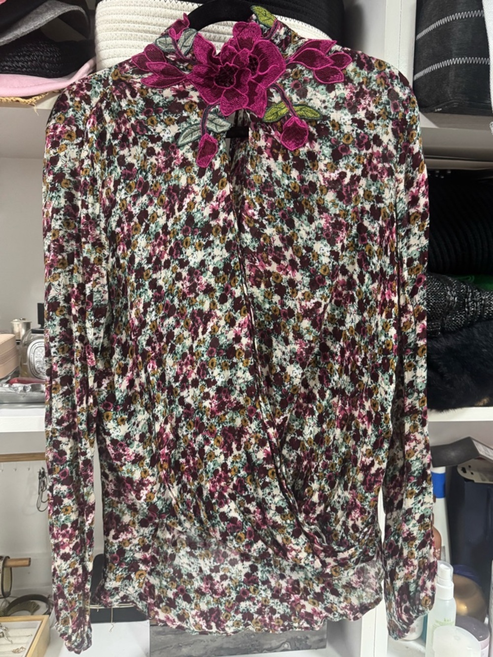 Beautiful Chelsea & Violet blouse featuring a romantic floral print size S - Picture 3 of 5